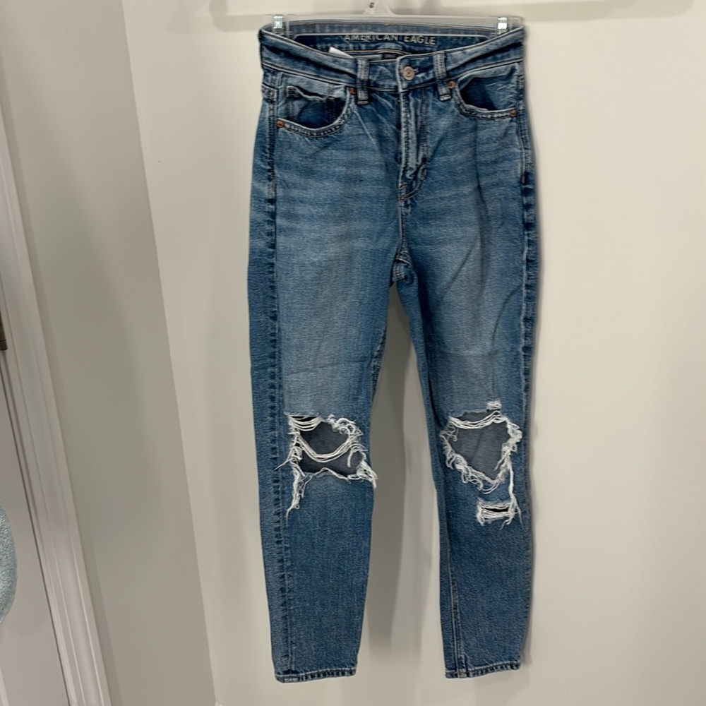 American Eagle Women’s Strigid High Waist medium wash jeans in 000